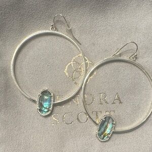 NWOT Kendra Scott Elora earrings 🩷